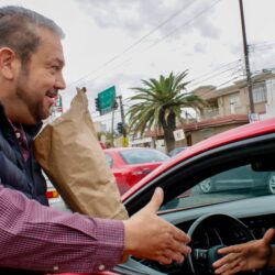 Tomás Gutiérrez y Teresita Escalante reparten nochebuenas en calles de Ramos Arizpe