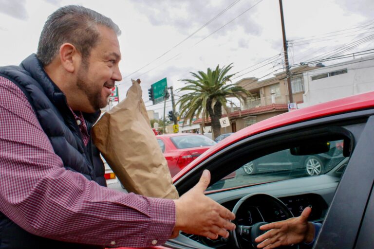 Tomás Gutiérrez y Teresita Escalante reparten nochebuenas en calles de Ramos Arizpe