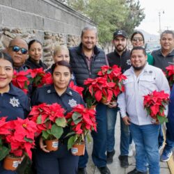 Tomás Gutiérrez y Teresita Escalante reparten nochebuenas en calles de Ramos Arizpe1