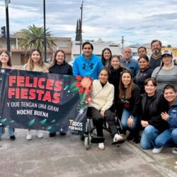 Tomás Gutiérrez y Teresita Escalante reparten nochebuenas en calles de Ramos Arizpe2