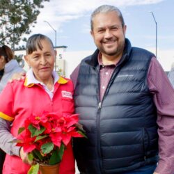 Tomás Gutiérrez y Teresita Escalante reparten nochebuenas en calles de Ramos Arizpe3