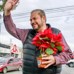 Tomás Gutiérrez y Teresita Escalante reparten nochebuenas en calles de Ramos Arizpe5