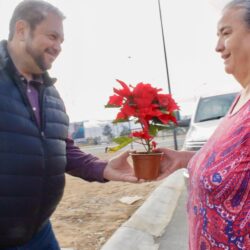 Tomás Gutiérrez y Teresita Escalante reparten nochebuenas en calles de Ramos Arizpe6