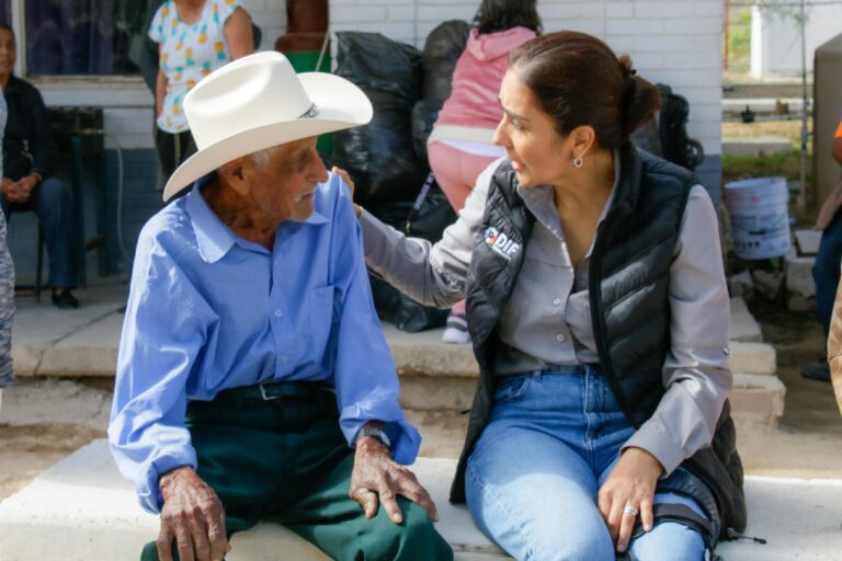 Participan adultos mayores del comedor comunitario de Paredón en tradicional posada