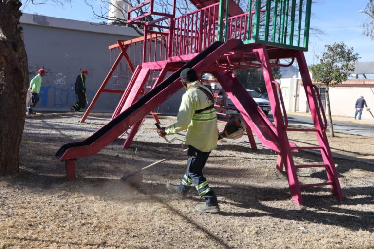 Fortalece Javier Díaz acciones de mantenimiento en plazas públicas del sur de Saltillo