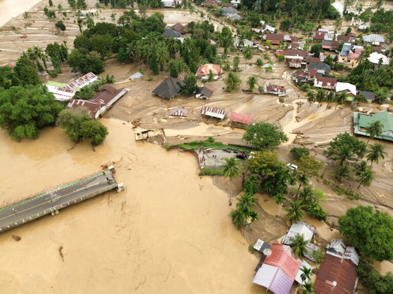 Ascienden a 502 los muertos por inundaciones y deslizamientos de tierra en Sumatra, Indonesia