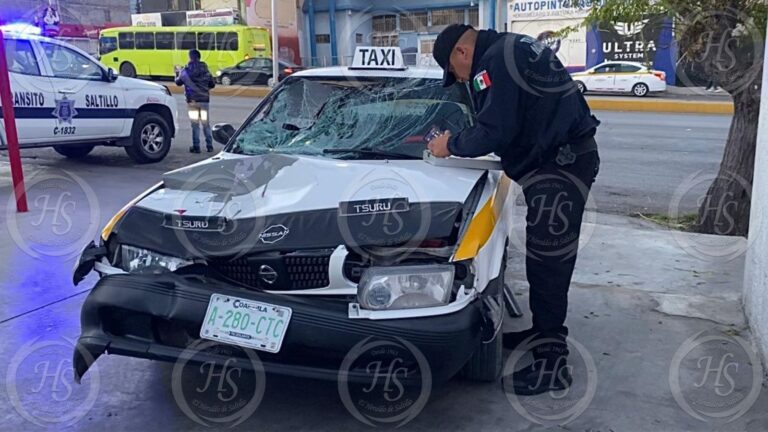 Fallece adolescente tras ser atropellado junto a su madre por taxista en Saltillo