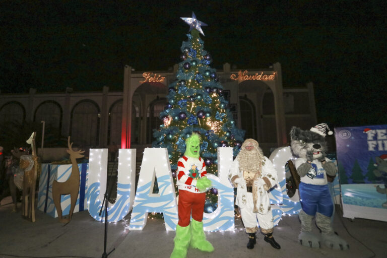 Inicia la Navidad en la UA de C con el encendido del pino y la Pastorela de Catón