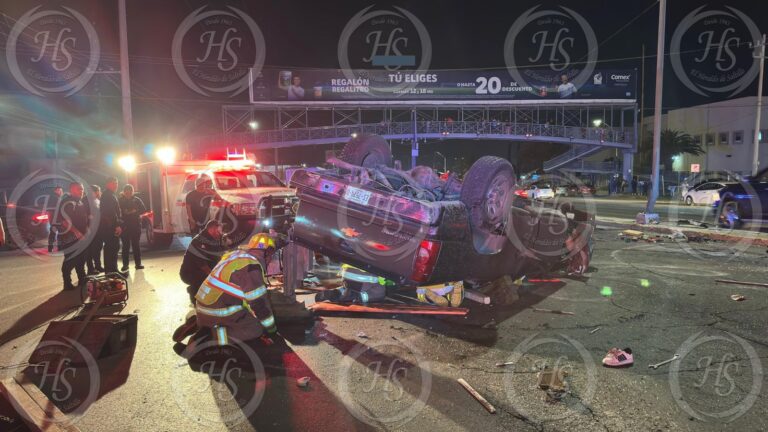 Muere menor tras volcadura en el periférico LEA; su familia resulta lesionada