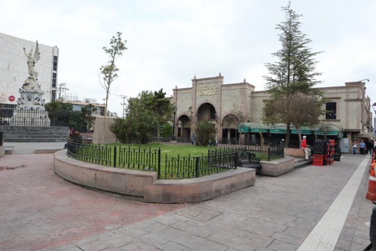 Refuerza Gobierno Municipal limpieza de banquetas en la plaza “Manuel Acuña”