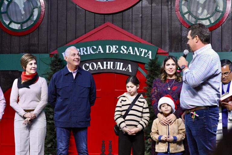 Román Cepeda enciende la navidad en Villamagia Coahuila de la Plaza Mayor de Torreón