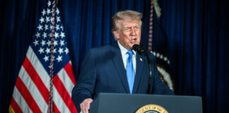 Presume Trump arancel a autos de México entre negociaciones