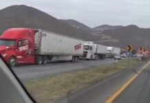 Bloquea volcadura la carretera Monterrey-Saltillo