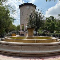 Dan mantenimiento diario a fuentes y lagos de los espacios públicos de Torreón1