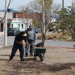Deshierba y limpia Saltillo pasos escolares en la colonia Universidad Pueblo