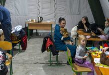 En Ucrania, la gente sufre el frío invernal en medio de los ataques rusos