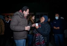Entregan Javier y Luly cobijas, bebidas calientes y pan, ante bajas temperaturas