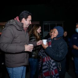 Entregan Javier y Luly cobijas, bebidas calientes y pan, ante bajas temperaturas