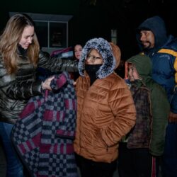 Entregan Javier y Luly cobijas, bebidas calientes y pan, ante bajas temperaturas1