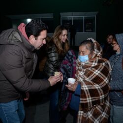 Entregan Javier y Luly cobijas, bebidas calientes y pan, ante bajas temperaturas3