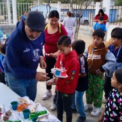 Llevan alegría a 14 ejidos con más de 700 platillos y 300 juguetes