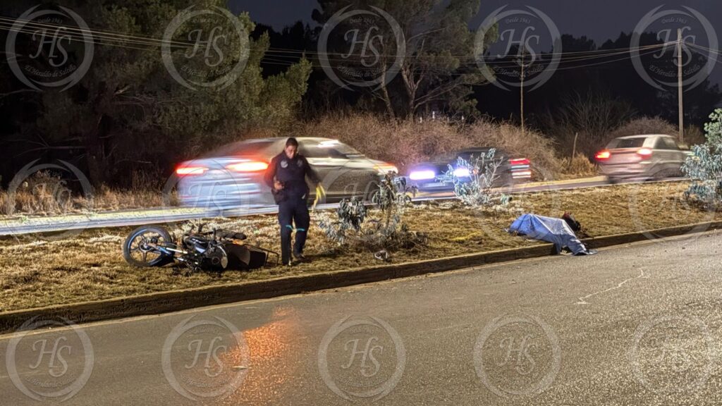 Motociclista pierde la vida tras impactarse contra un camellón en Saltillo