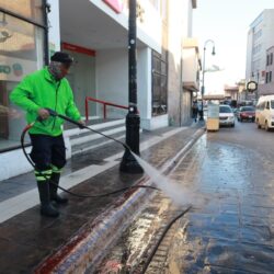 Realiza Saltillo limpieza profunda a banquetas del Centro Histórico