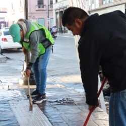 Realiza Saltillo limpieza profunda a banquetas del Centro Histórico2