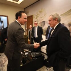 Se reúne Manolo con el embajador de Italia