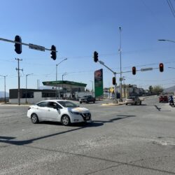 Semáforos del bulevar Díaz Ordaz y Federalismo ya operan con normalidad; tránsito refuerza orientación vial