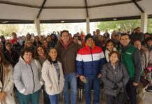 Trabajando en equipo escuchan necesidades de la comunidad