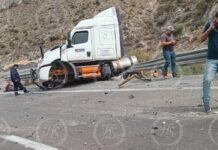 Vuelca tráiler en la carretera 57; conductor resulta lesionado