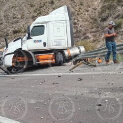Vuelca tráiler en la carretera 57; conductor resulta lesionado
