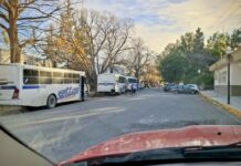 Denuncian que utilizan agua de acequia de Arteaga para limpiar camiones de transporte de personal