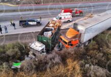 Muere trabajador tras choque entre vehículos de carga en Derramadero