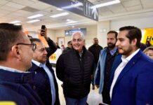 Román Cepeda recibe el vuelo inaugural de la ruta Monterrey-Torreón, y anuncia nueva conexión aérea a Hermosillo