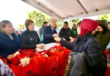 Román Cepeda entrega kits invernales en beneficio de 500 personas