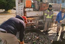 SIMAS Torreón retira de alcantarilla miles de taparroscas que obstruyeron línea sanitaria en Las Torres