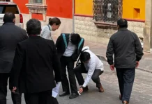 A sus pies señor: Limpian empleados zapatos a Hugo Aguilar