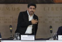 A sus pies señor: Limpian empleados zapatos a Hugo Aguilar