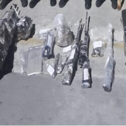 Aseguran armas en Saltillo; detienen a una persona