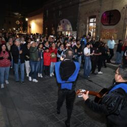 Disfrutan saltillenses la Callejoneada del Día del Amor y la Amistad1