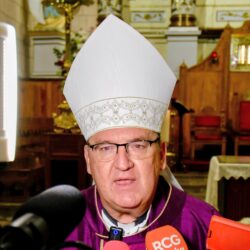 Invita obispo Hilario a los