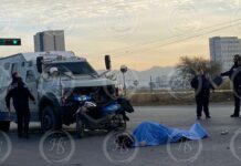 Muere motociclista tras choque con camión de valores en Saltillo