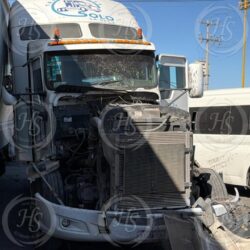 Tráiler intenta ganarle el paso al tren y termina arrastrado en ...
