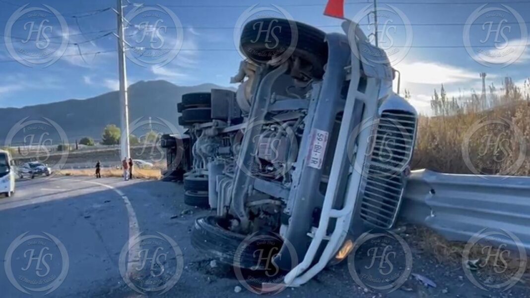 Volcadura de tráiler deja un lesionado en la carretera a Zacatecas
