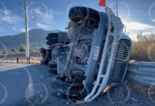 Volcadura de tráiler deja un lesionado en la carretera a Zacatecas