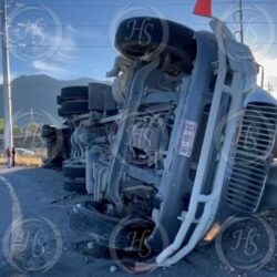 Volcadura de tráiler deja un lesionado en la carretera a Zacatecas