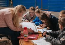 Cuatro años de guerra en Ucrania: una infancia en el sótano