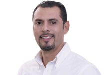 Entrega Sergio Zenón equipo de aire acondicionado en escuelas